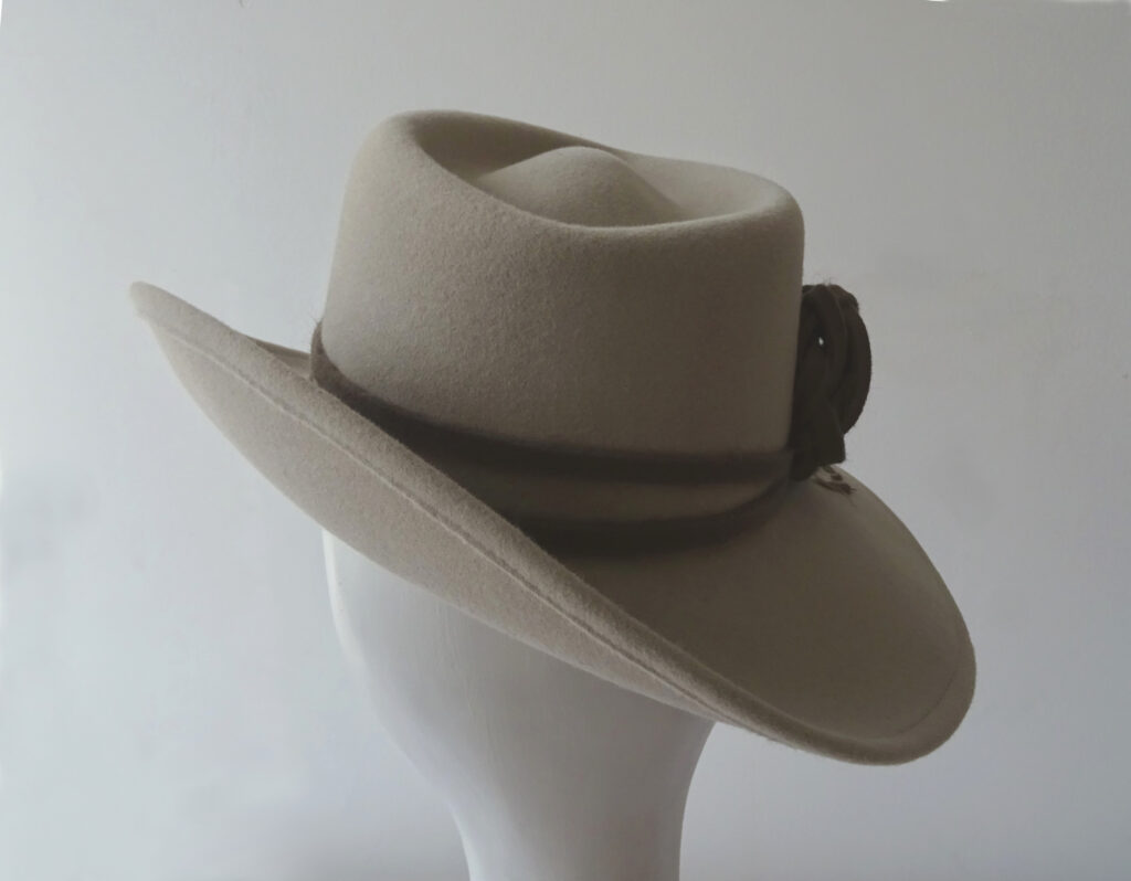 Dámský béžový plstěný klobouk s peřím z krahujce