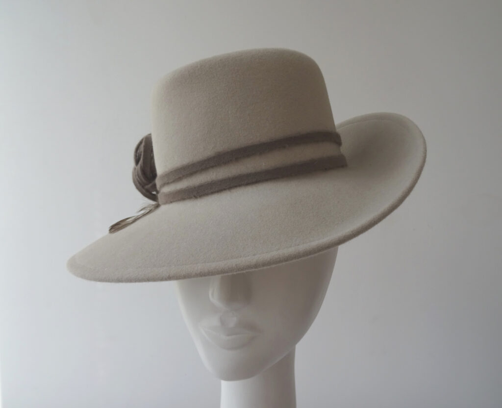 Dámský béžový plstěný klobouk s peřím z krahujce