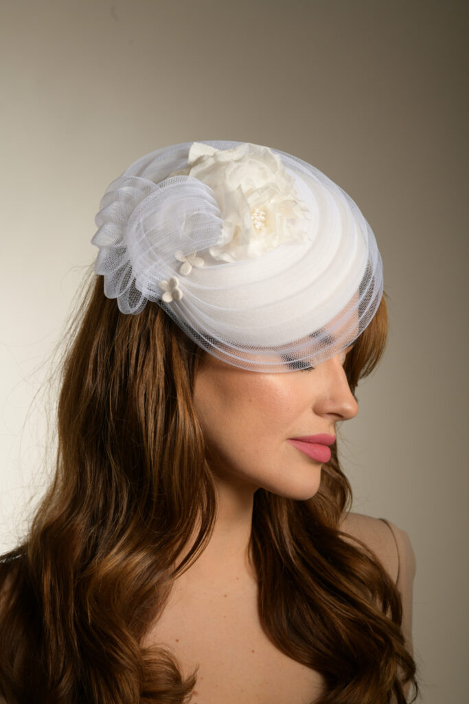 Bílý svatební fascinátor s hedvábnou růží