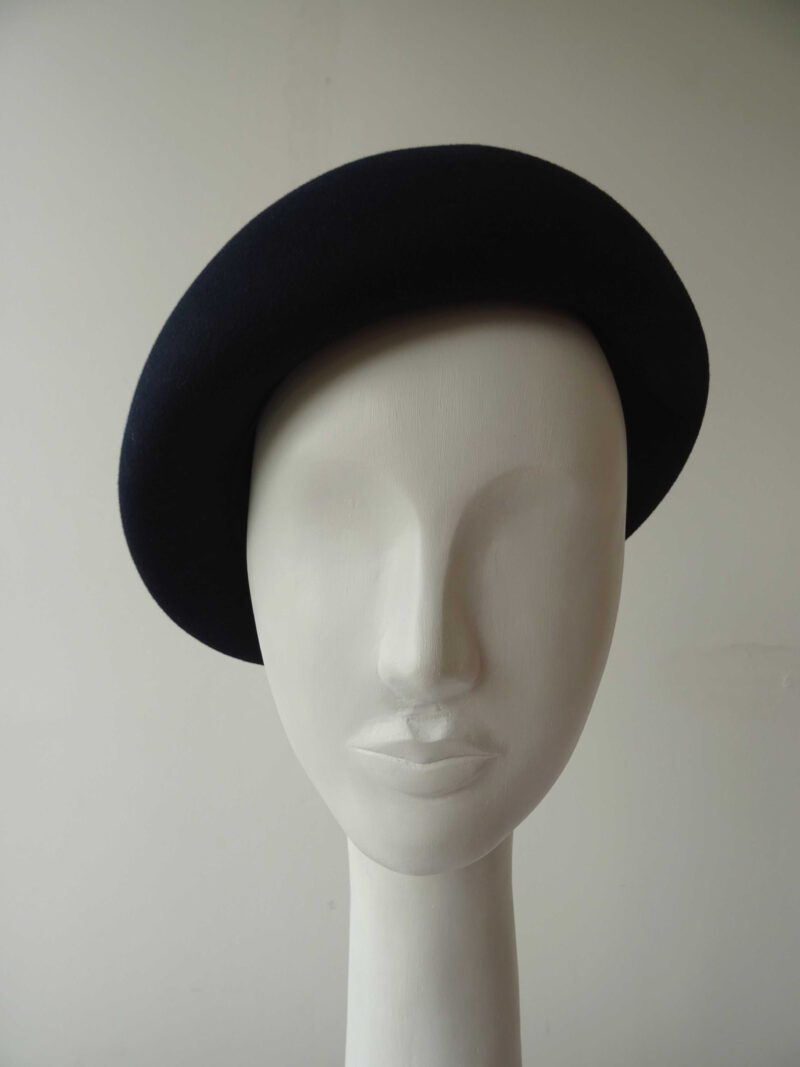 Modrý plstěný baret