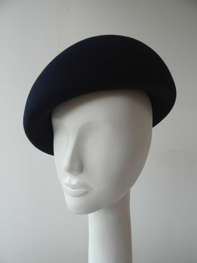 Modrý plstěný baret