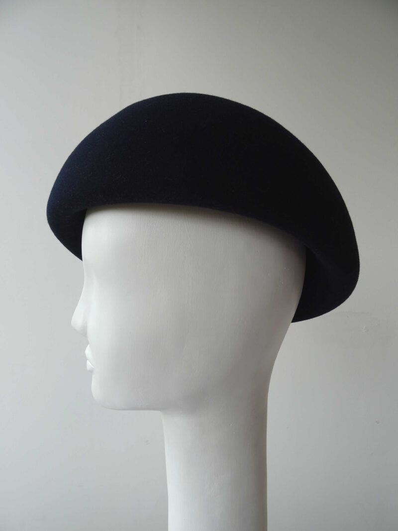 Modrý plstěný baret