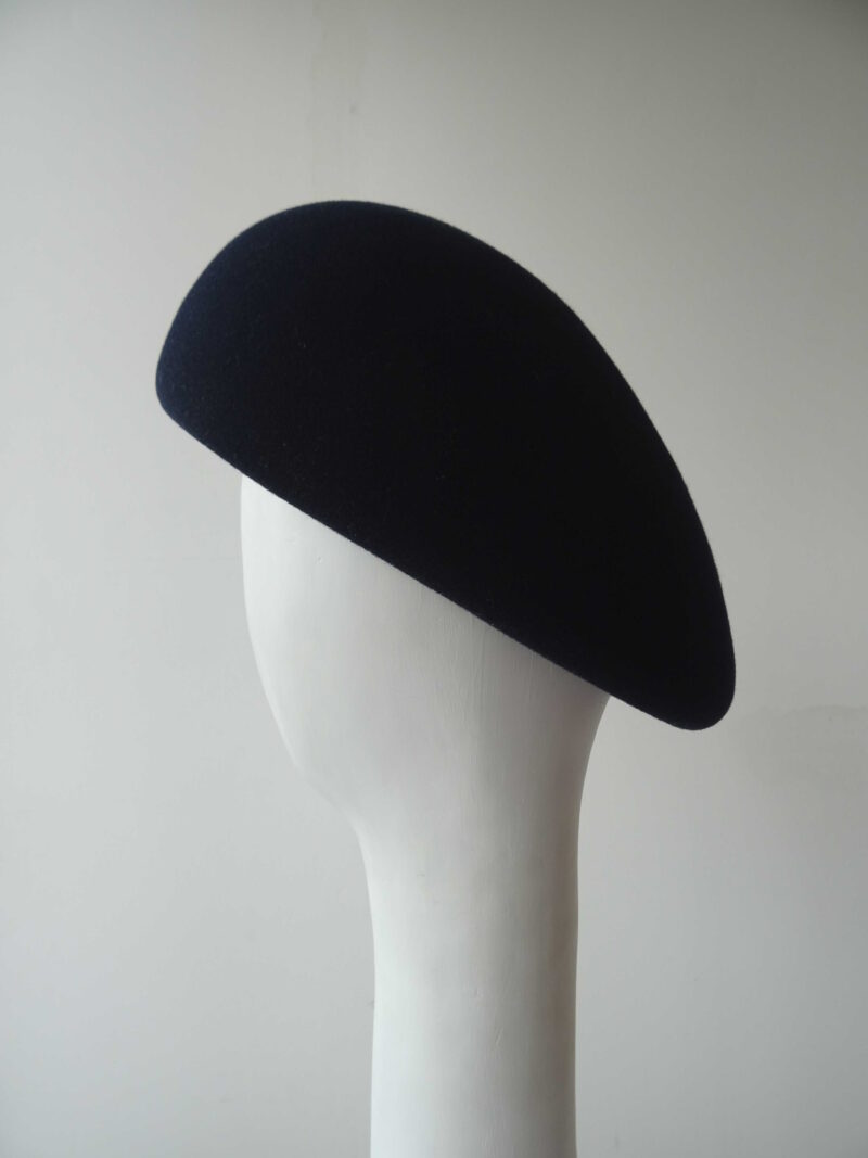 Modrý plstěný baret