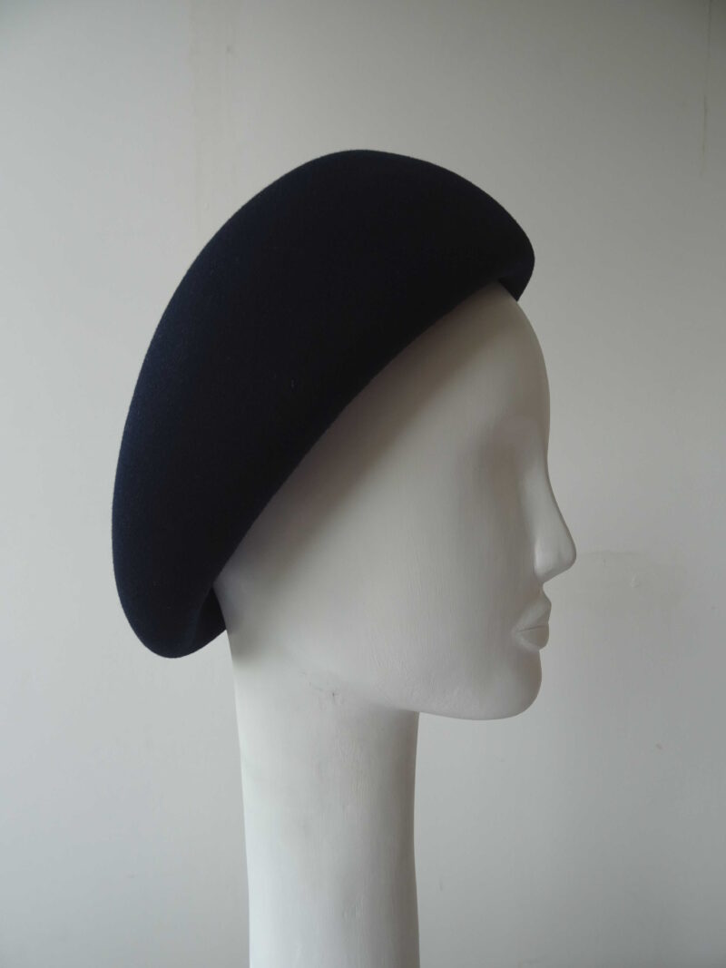 Tmavě modrý plstěný baret