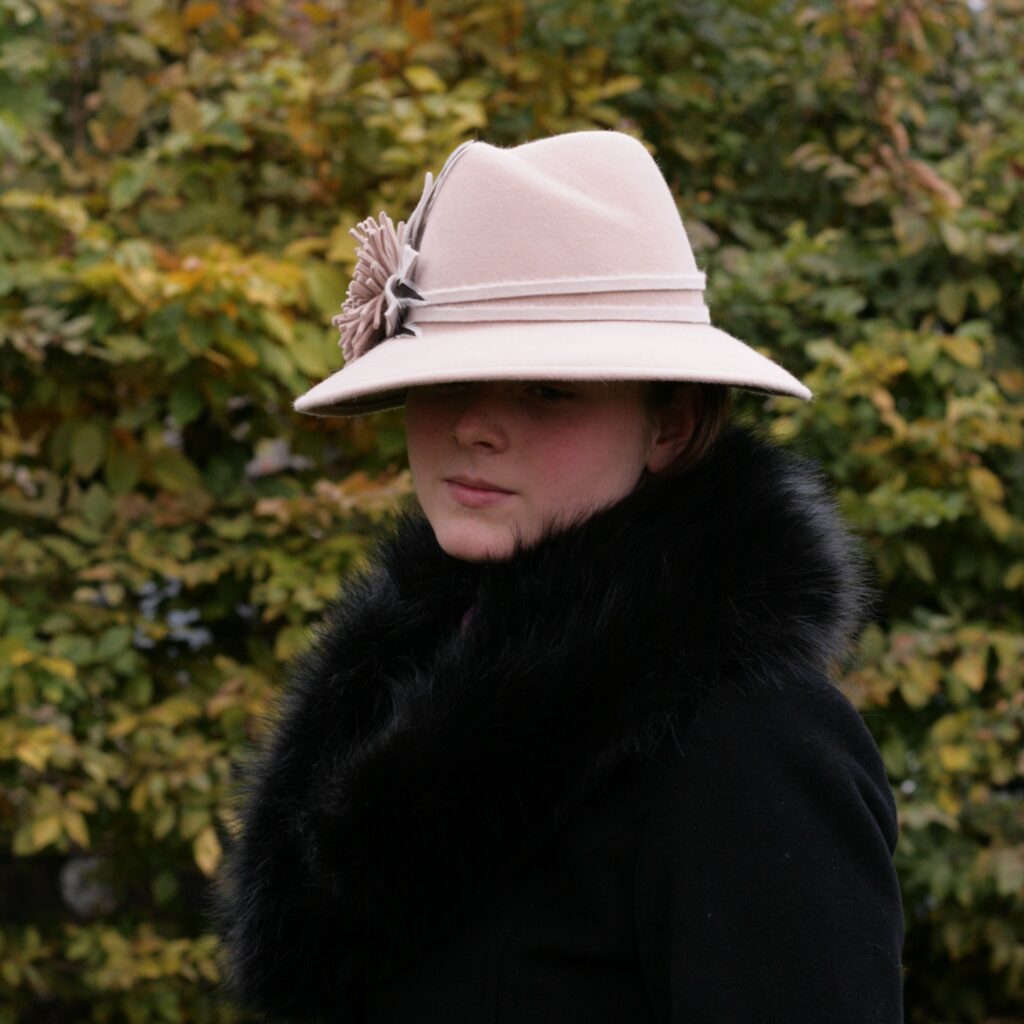 Béžový klobouk s květem