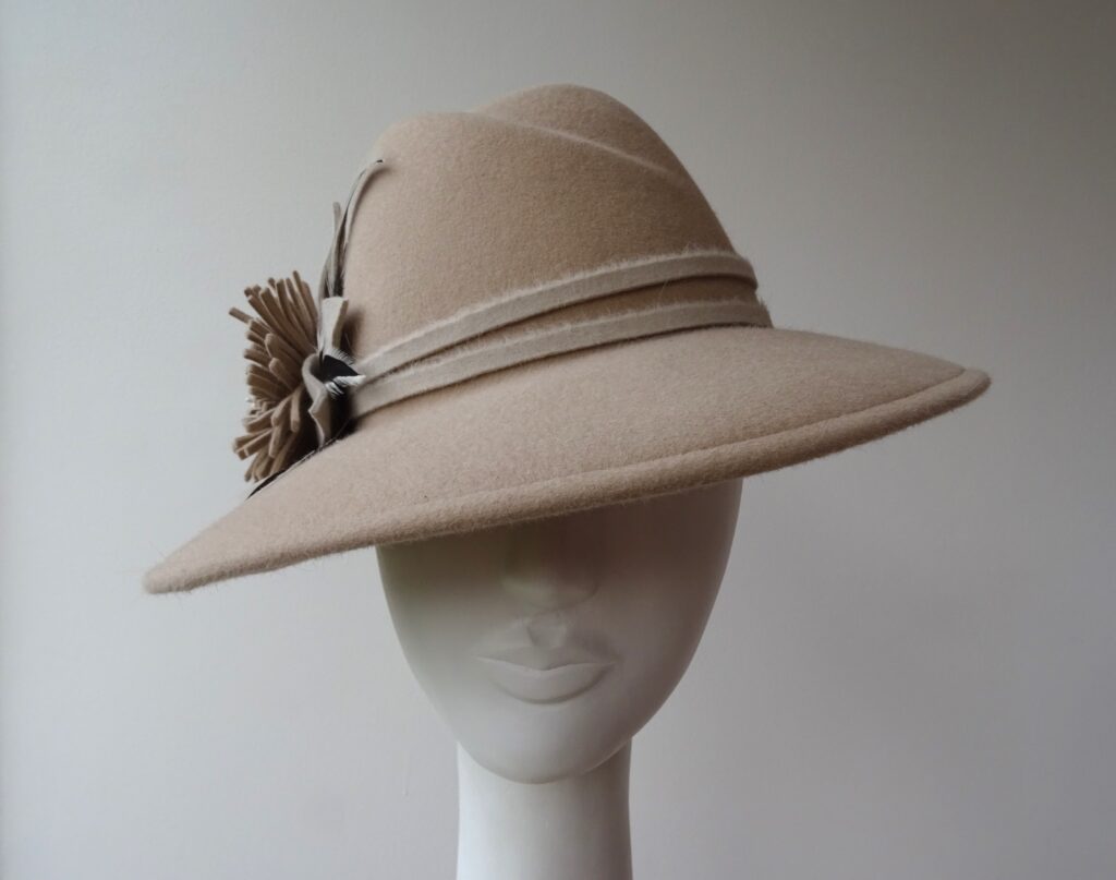 Béžový klobouk s květem