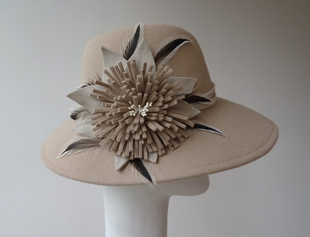 Béžový klobouk s květem