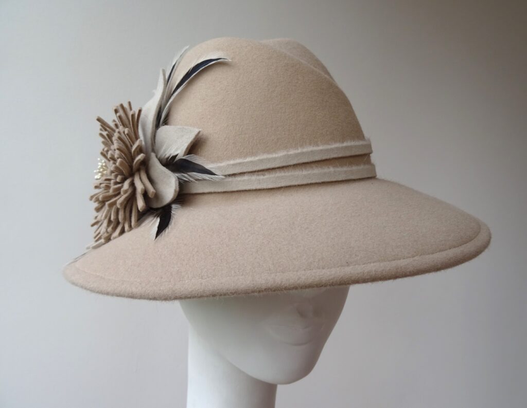 Béžový klobouk s květem
