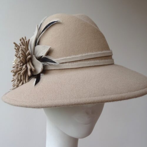 Béžový klobouk s květem