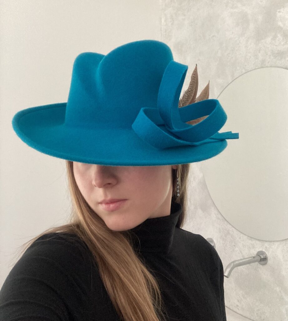 Dámský tyrkysový plstěný klobouk s bažantím peřím