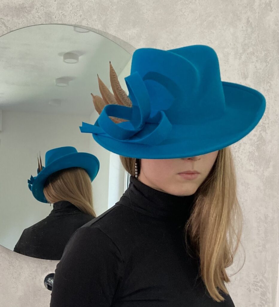Dámský tyrkysový plstěný klobouk s bažantím peřím