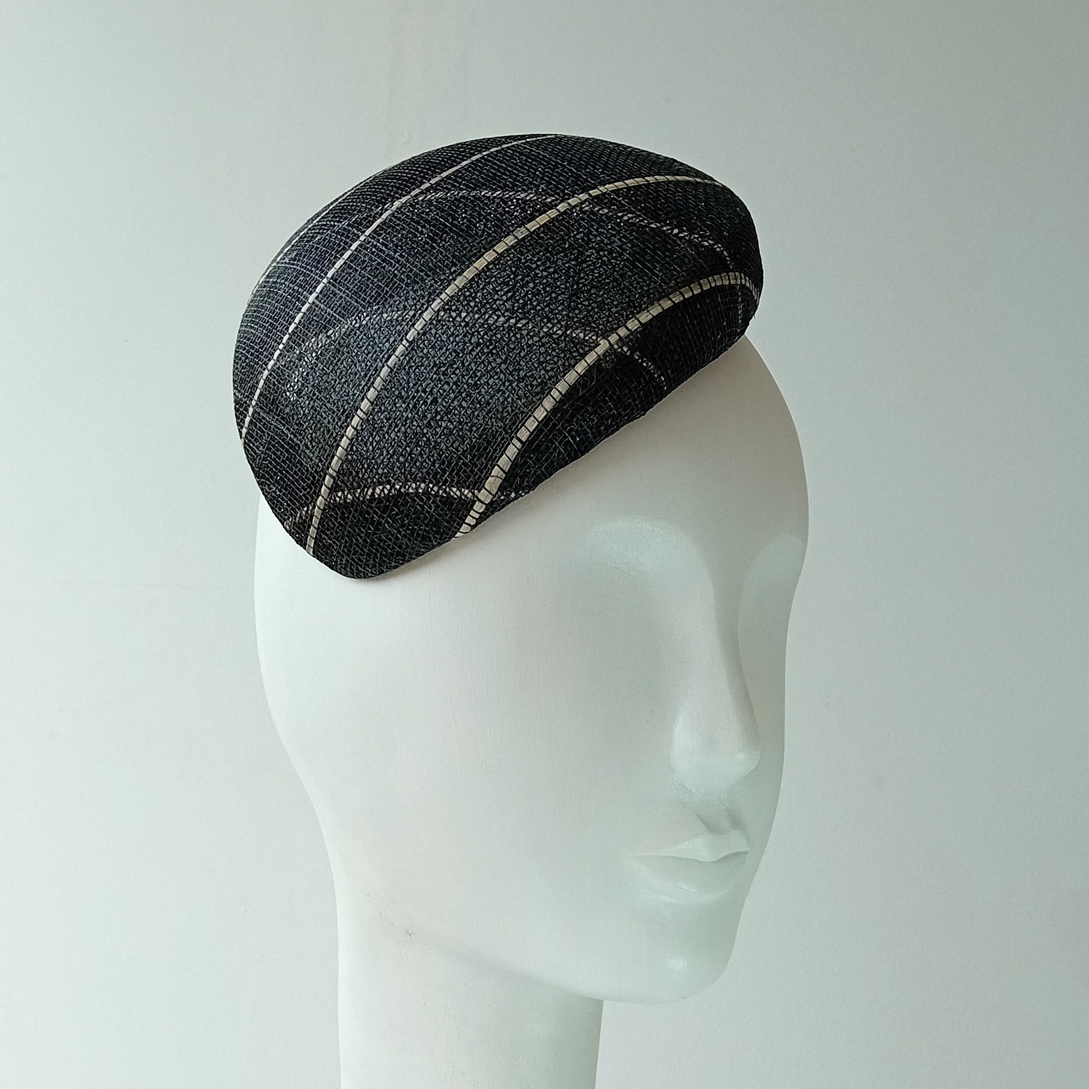 Černý fascinátor letní károvaný