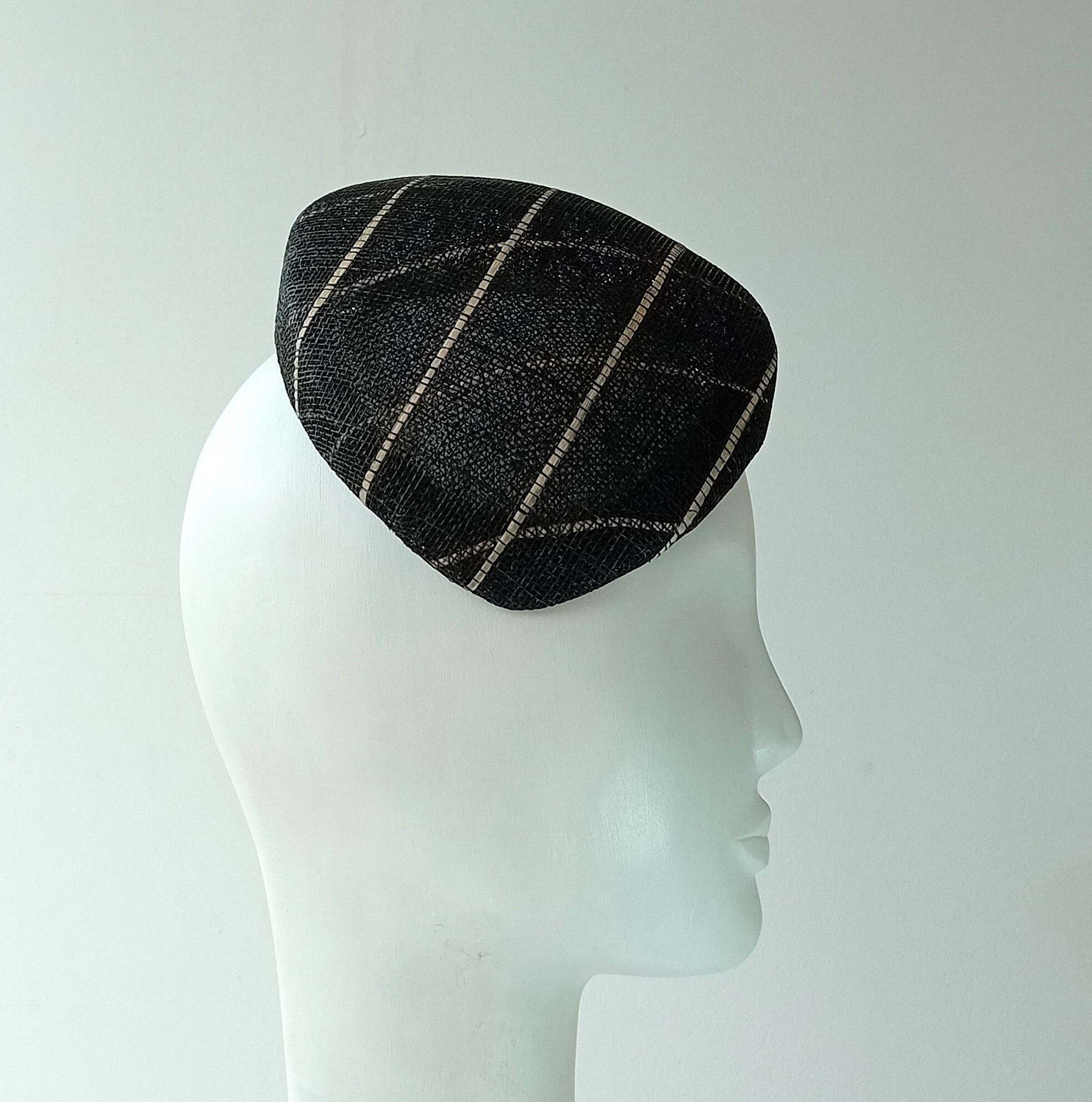 Černý fascinátor letní károvaný