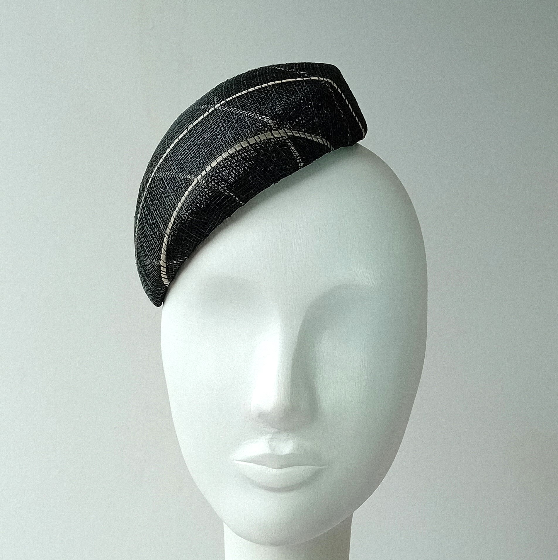 Černý fascinátor letní károvaný