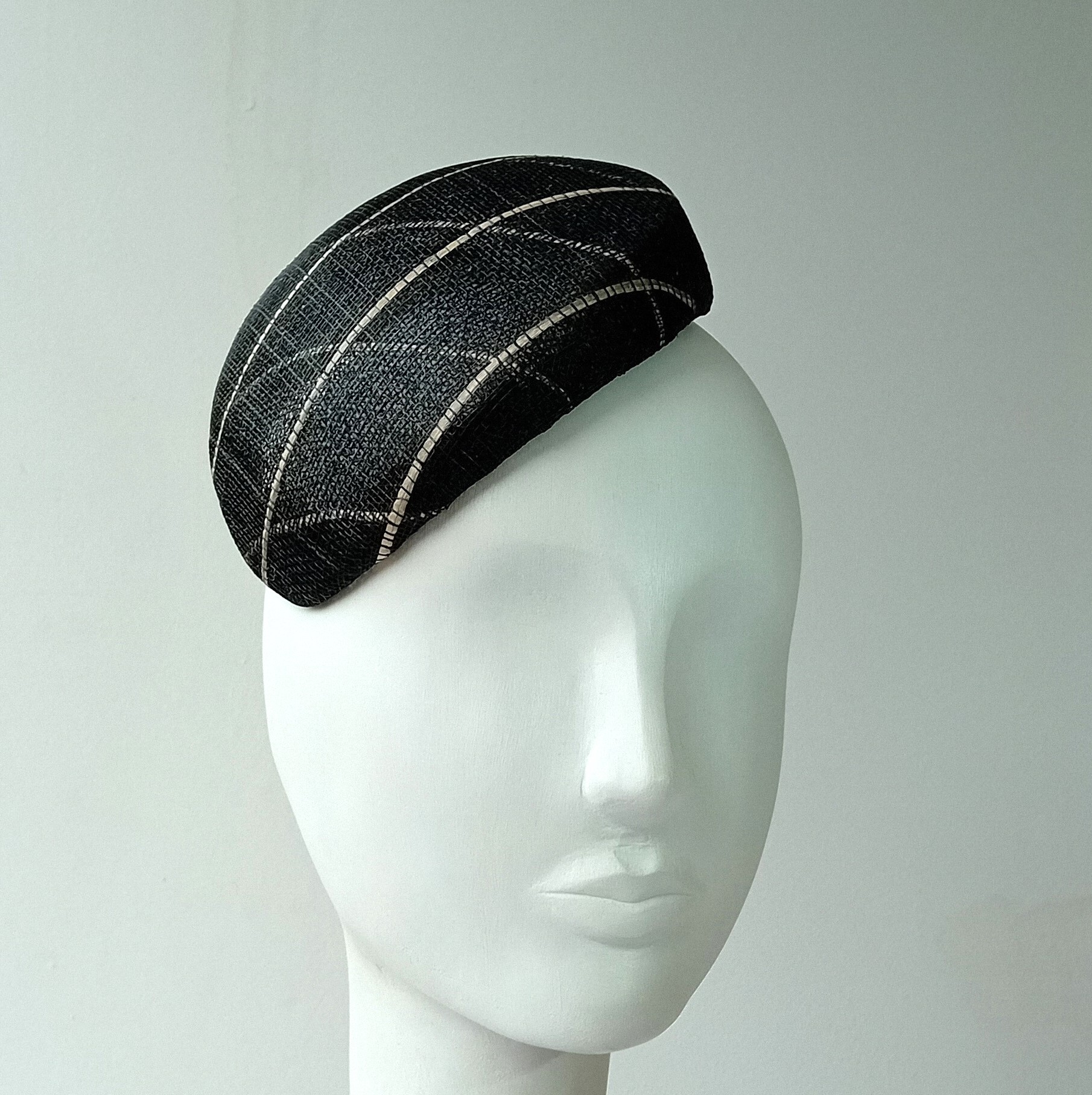 Černý fascinátor letní károvaný