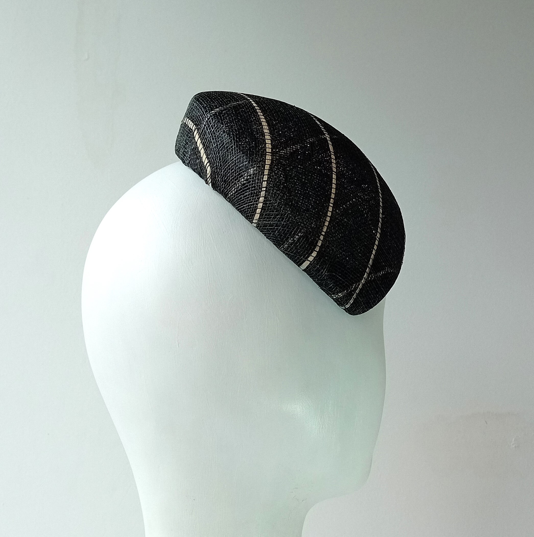 Černý fascinátor letní károvaný