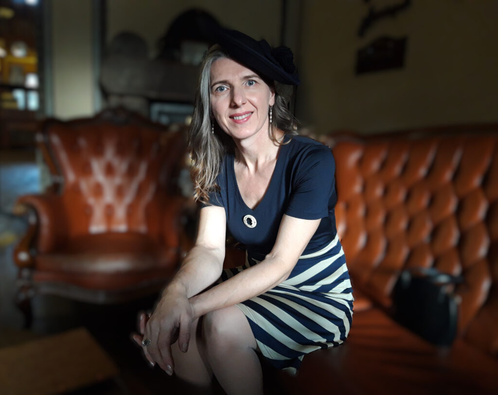 Klobouky Emma Wolf modrý fascinátor