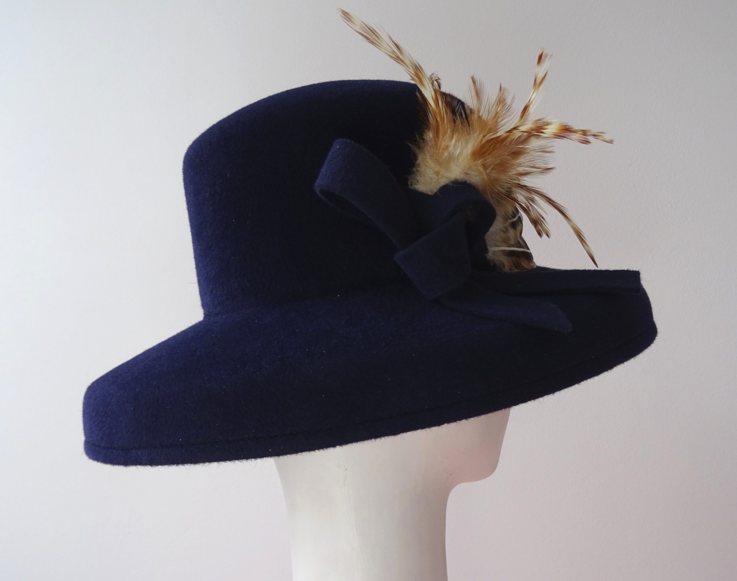 Modrý klobouk s kohoutím peřím