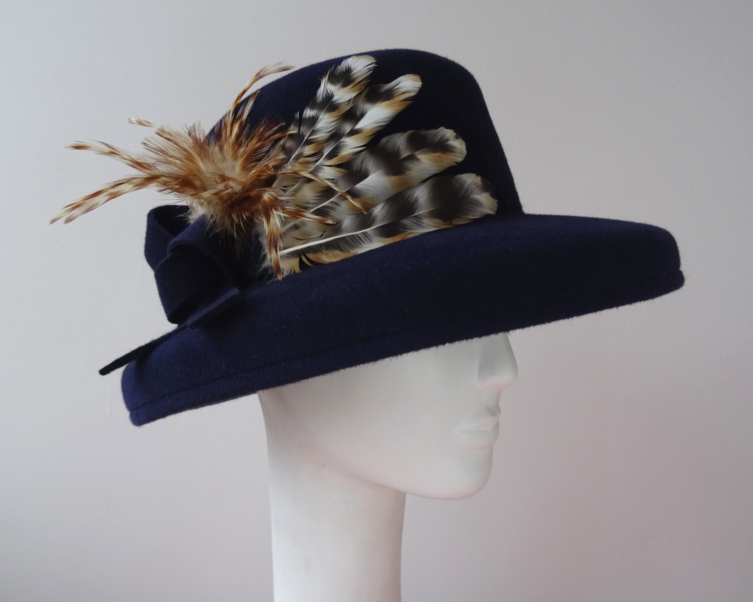 Modrý klobouk s kohoutím peřím