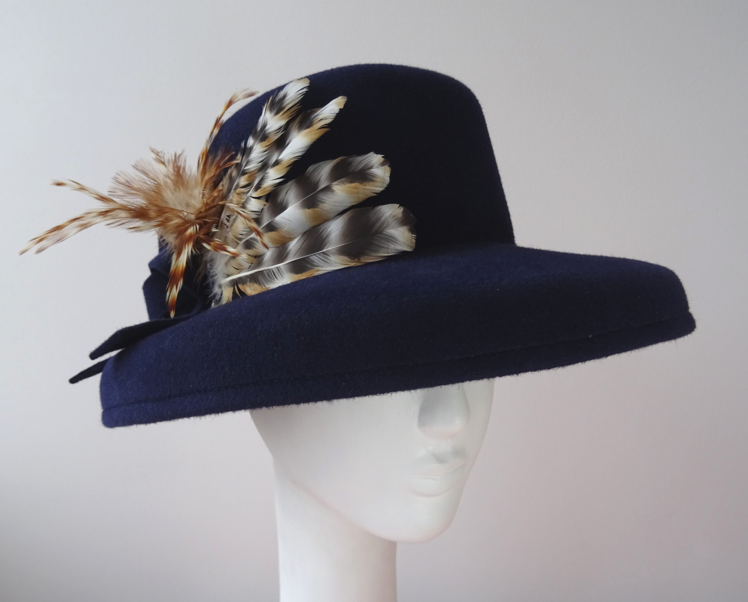 Modrý klobouk s kohoutím peřím