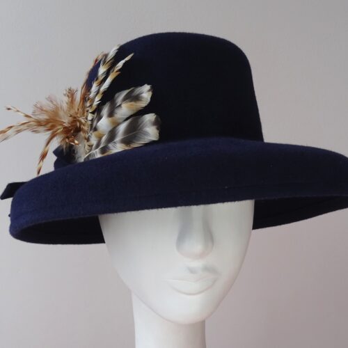 Modrý klobouk s kohoutím peřím