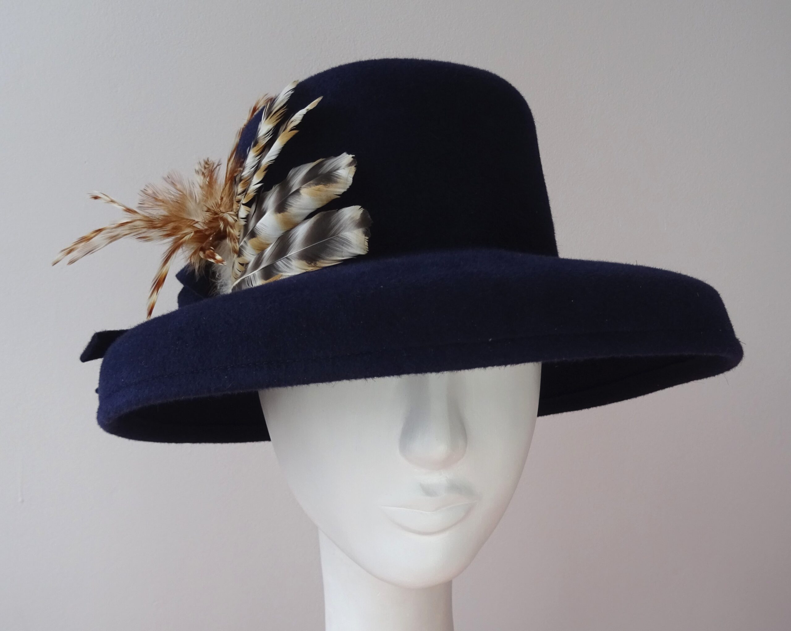 Modrý klobouk s kohoutím peřím