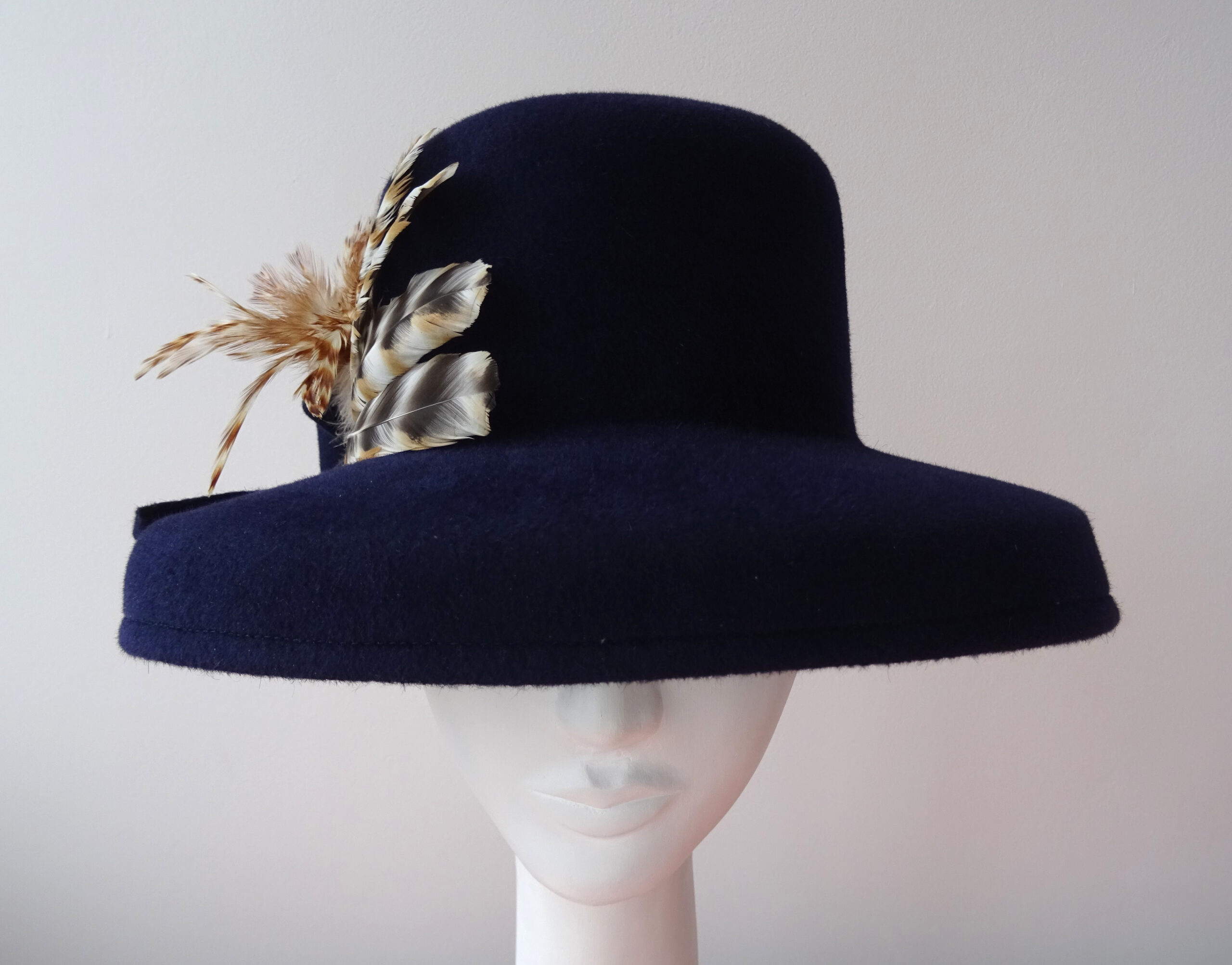 Modrý klobouk s kohoutím peřím