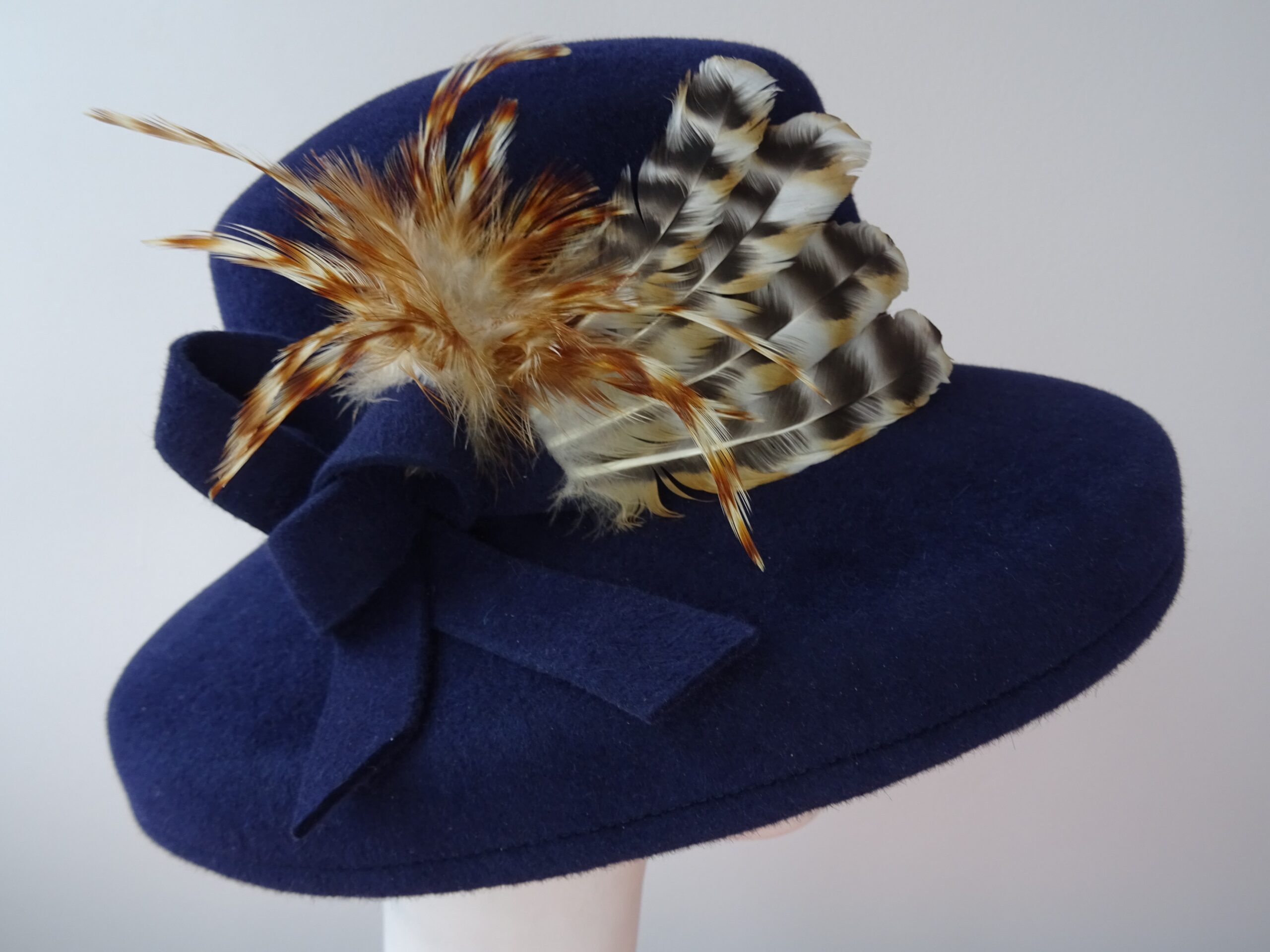 Modrý klobouk s kohoutím peřím
