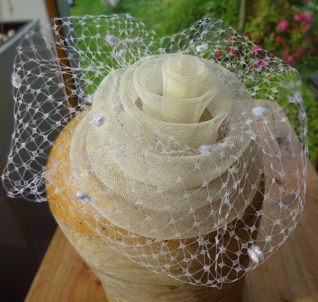 Bílý fascinátor s francouzským závojem