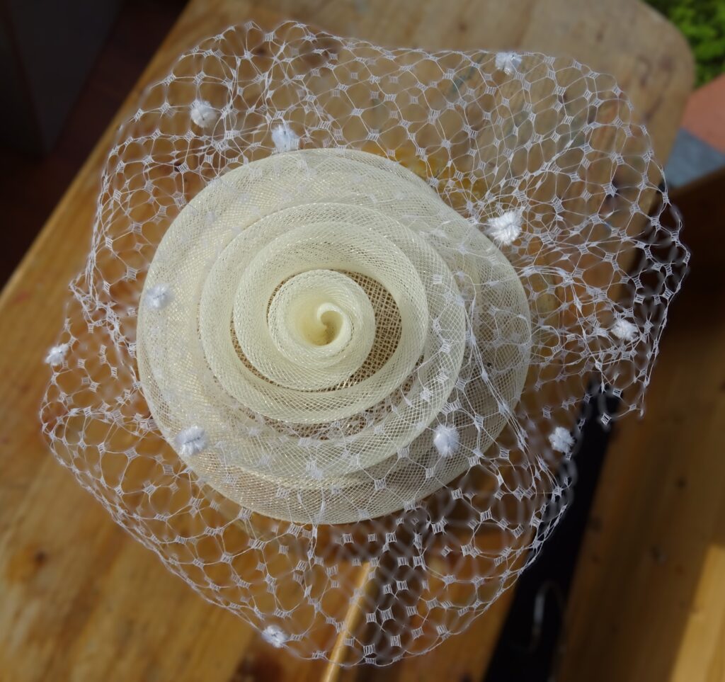 Bílý fascinátor s francouzským závojem