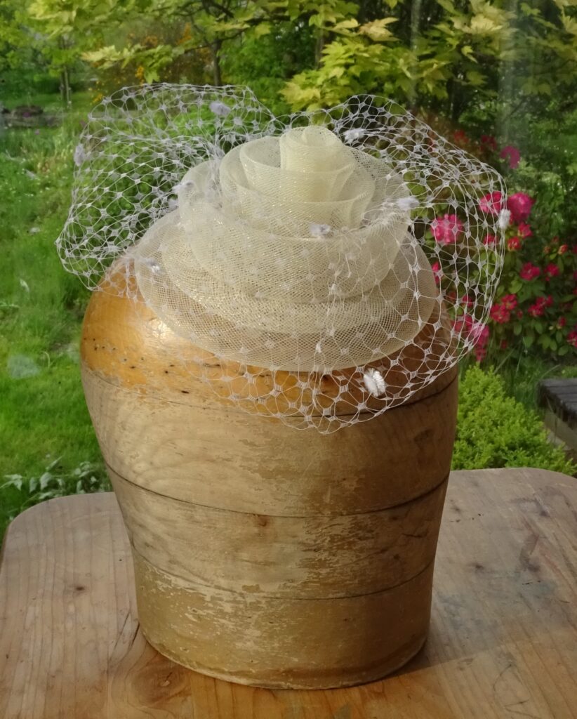 Bílý fascinátor s francouzským závojem