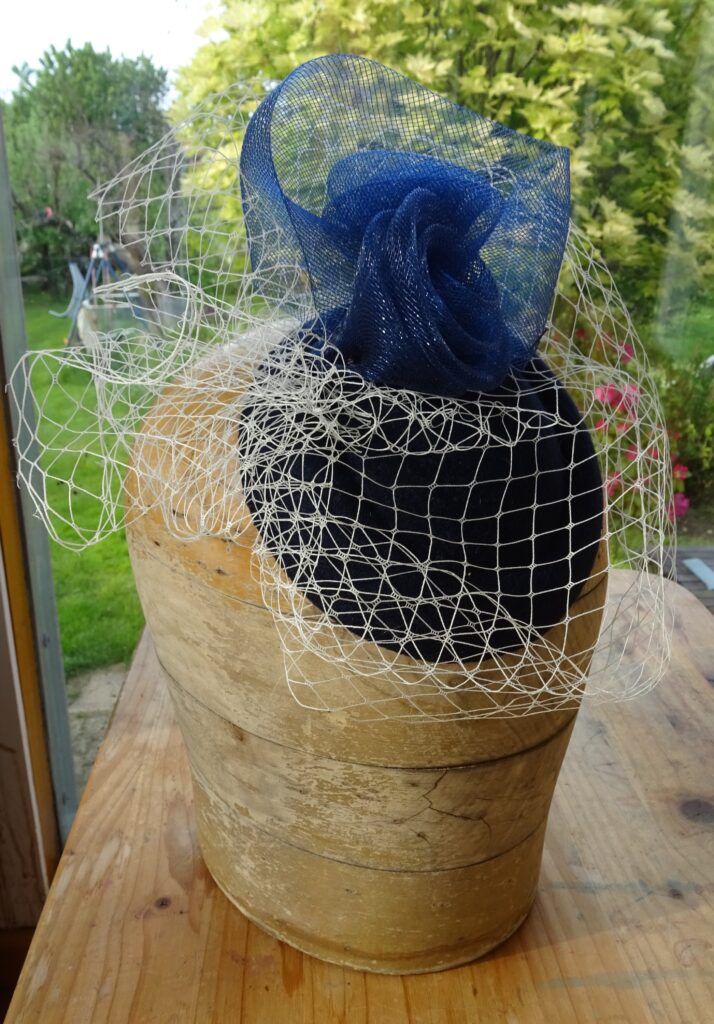 Modrý fascinátor s francouzským závojem