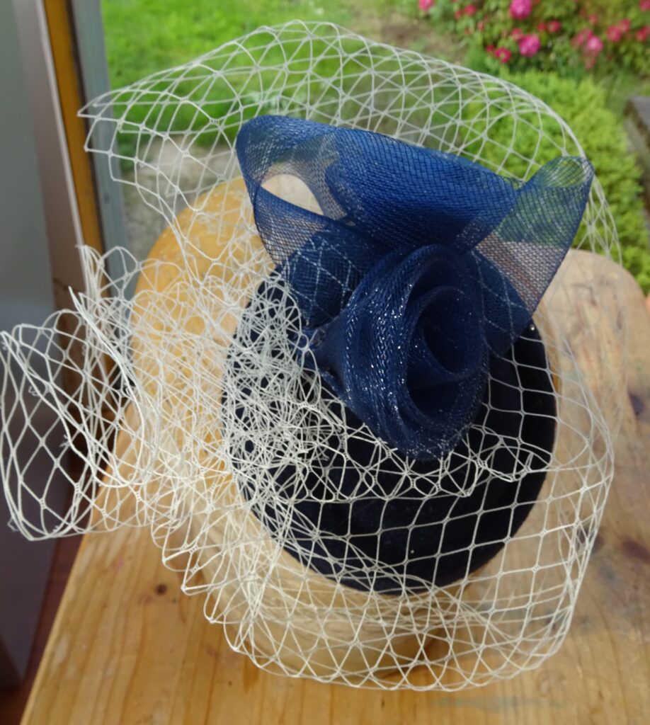 Modrý fascinátor s francouzským závojem