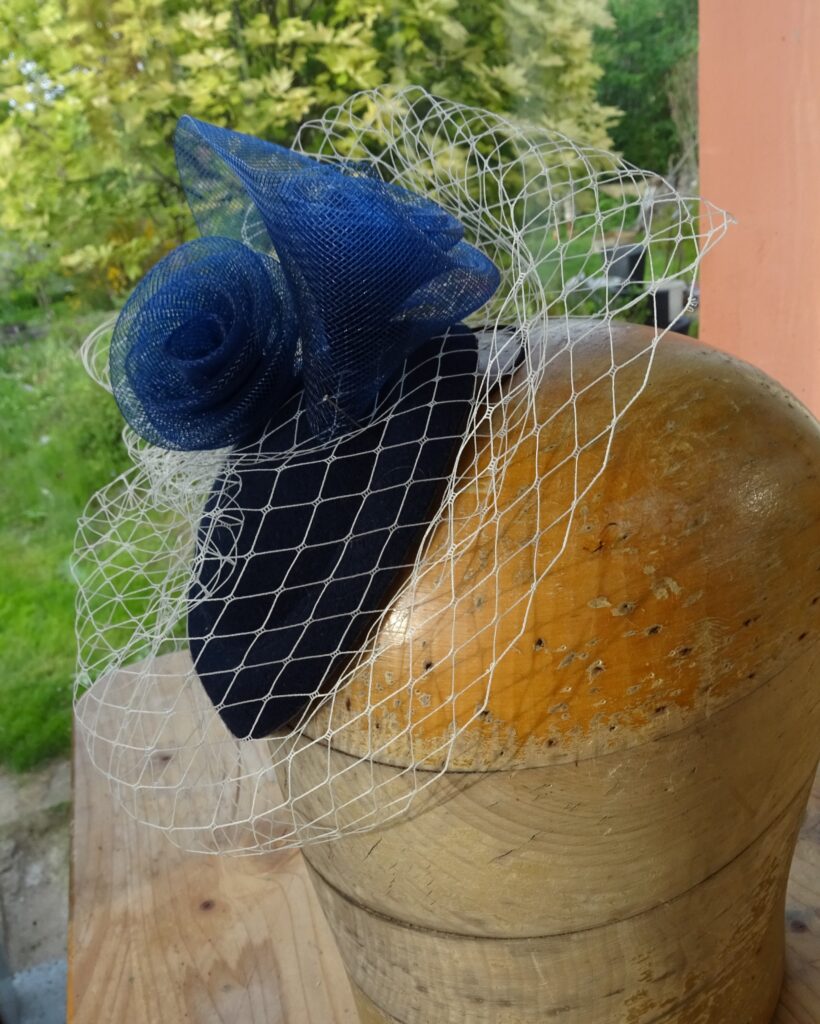 Modrý fascinátor s francouzským závojem