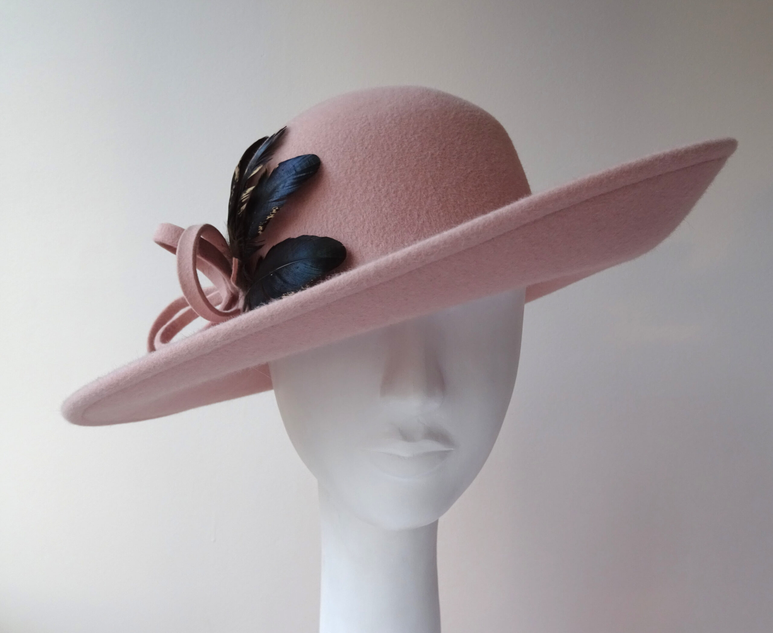 Růžový plstěný zimní klobouk