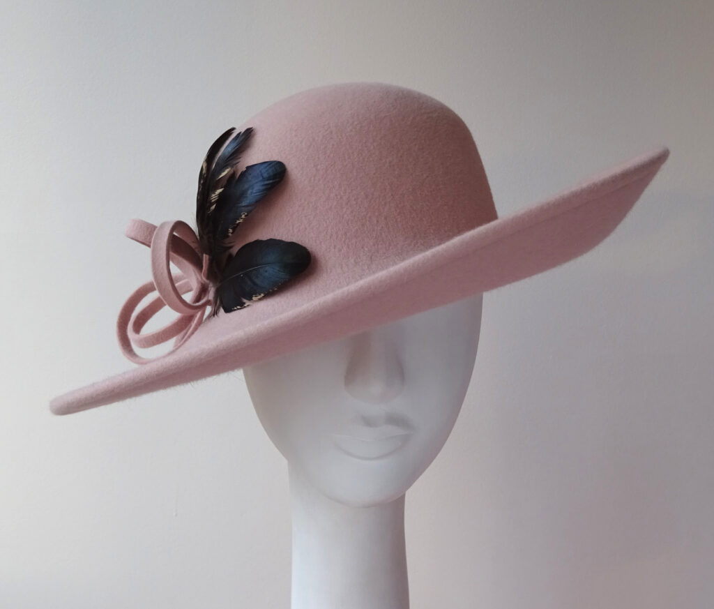 Růžový plstěný zimní klobouk