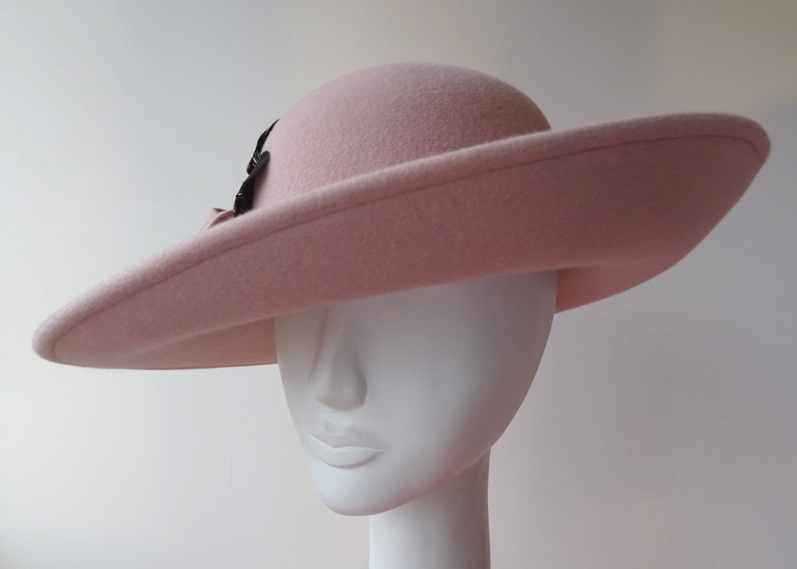 Růžový plstěný zimní klobouk