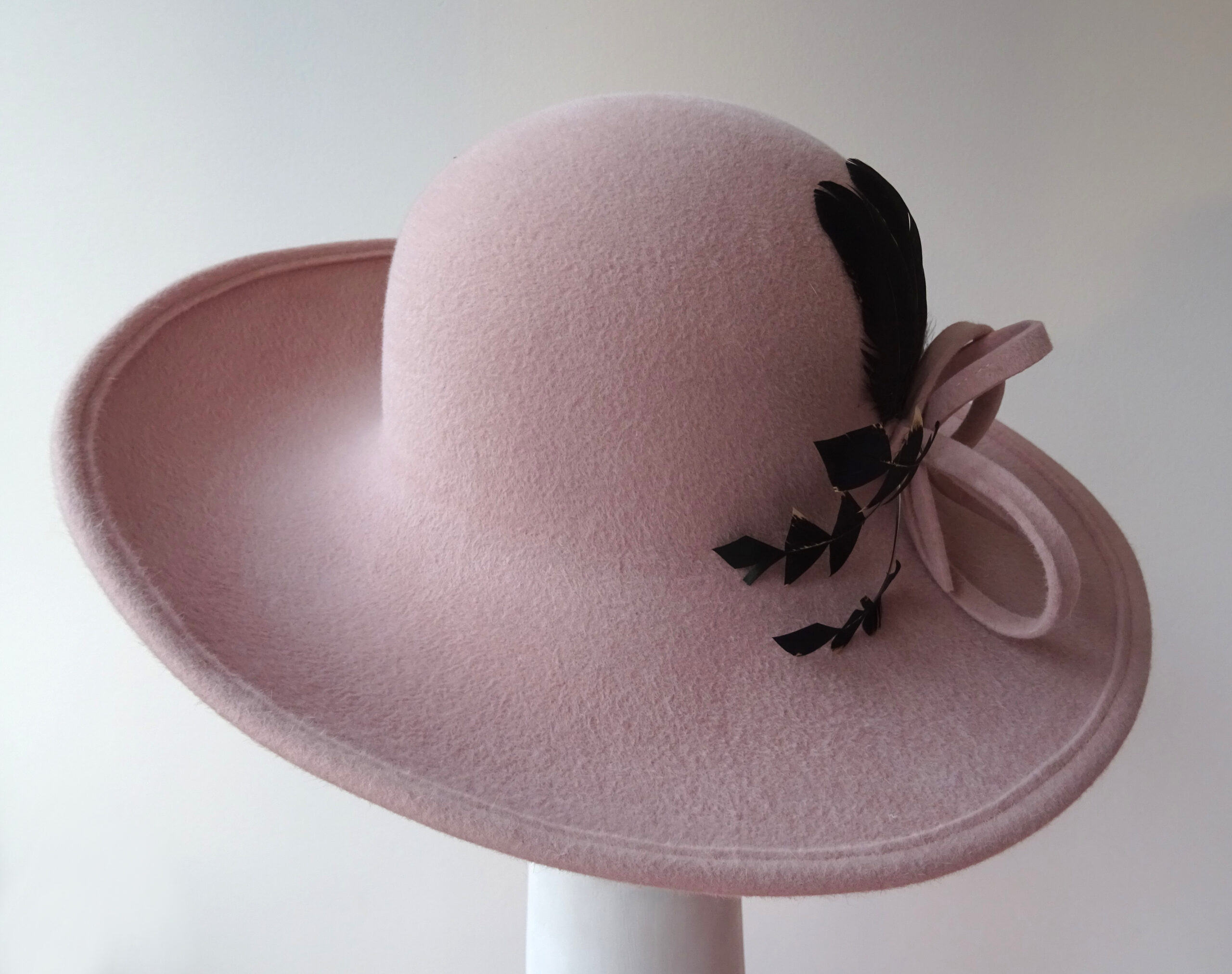 Růžový plstěný zimní klobouk