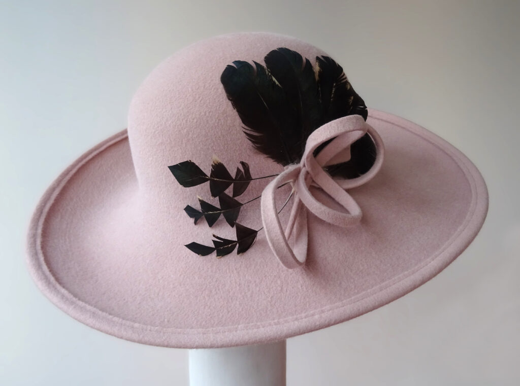 Růžový plstěný zimní klobouk