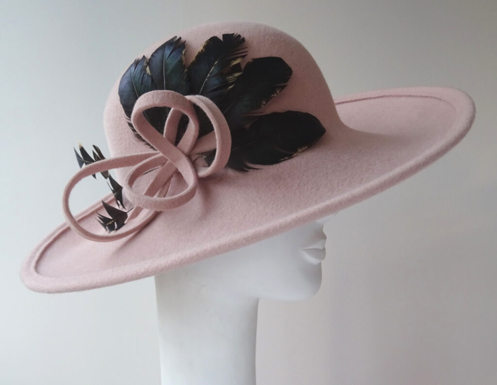 Růžový plstěný zimní klobouk
