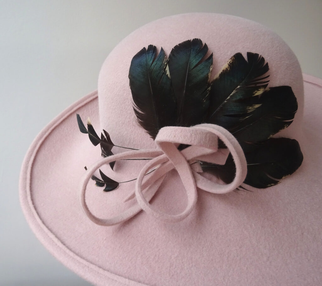 Růžový plstěný zimní klobouk