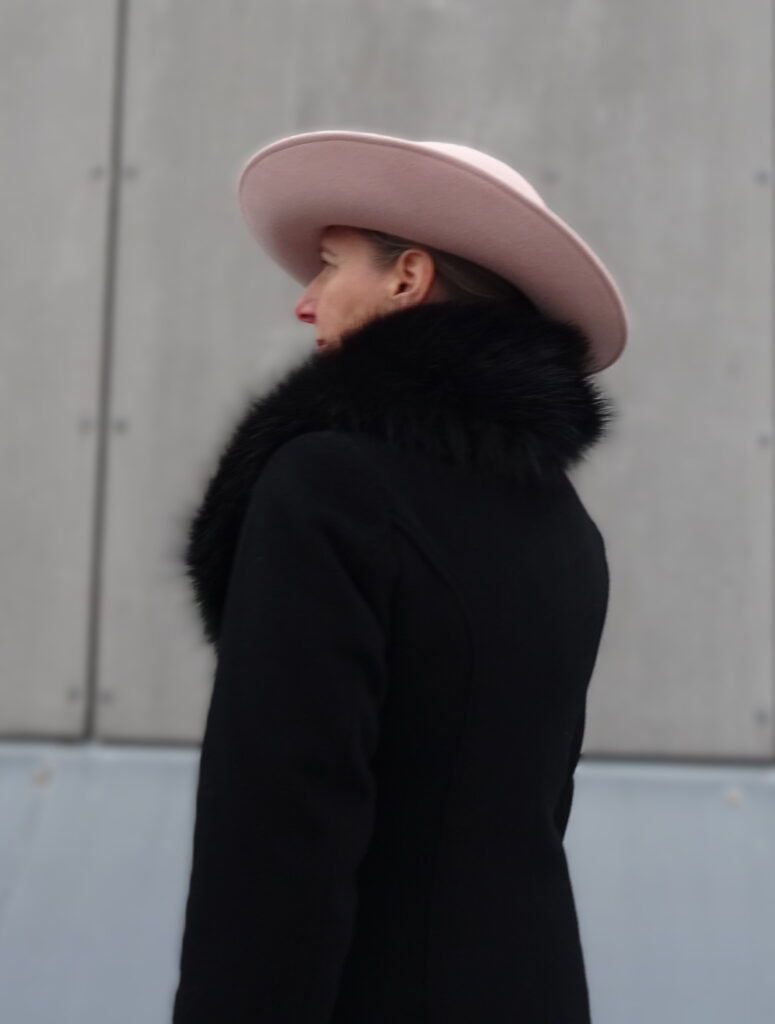 Růžový plstěný klobouk