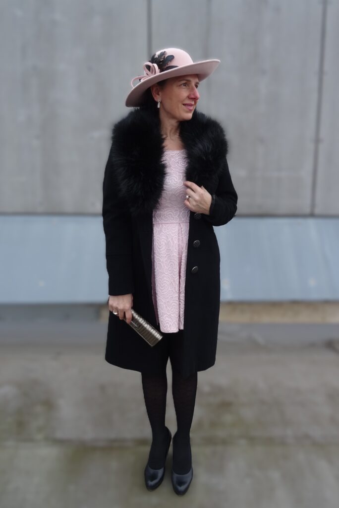 Růžový klobouk s kohoutím peřím