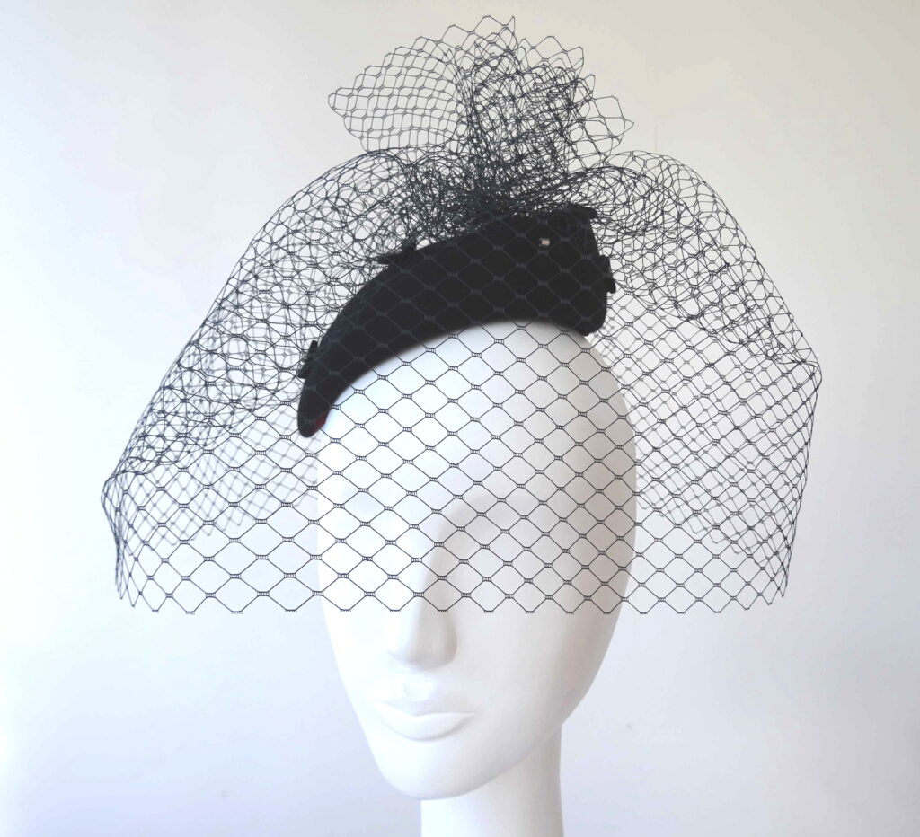 Černý fascinátor s francouzským závojem