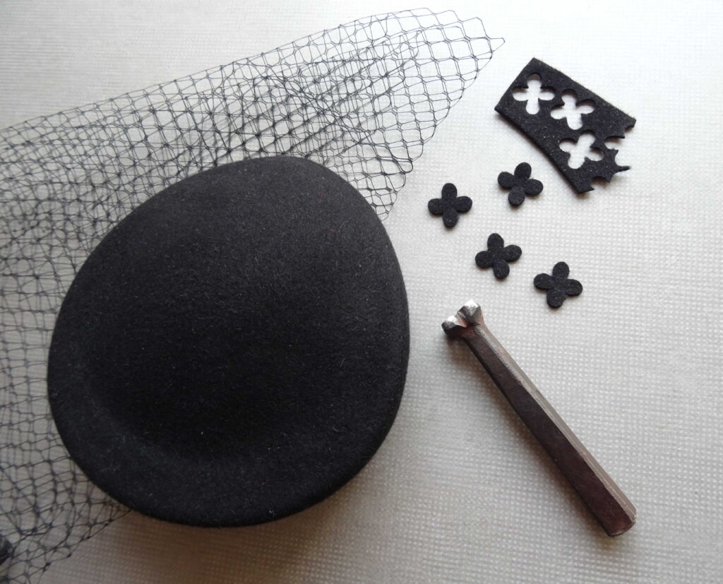 Černý fascinátor s francouzským závojem