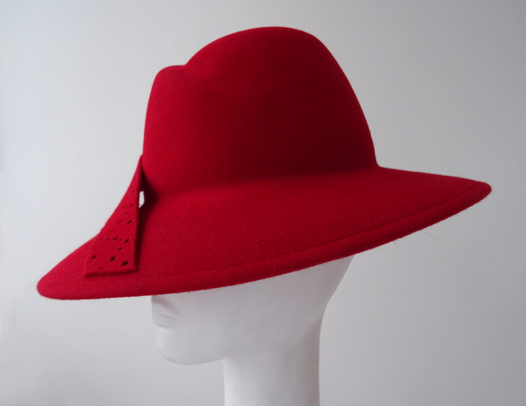 Červený plstěný klobouk s perlami