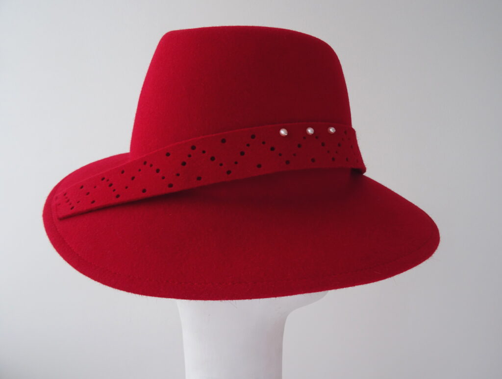 Červený plstěný klobouk s perlami