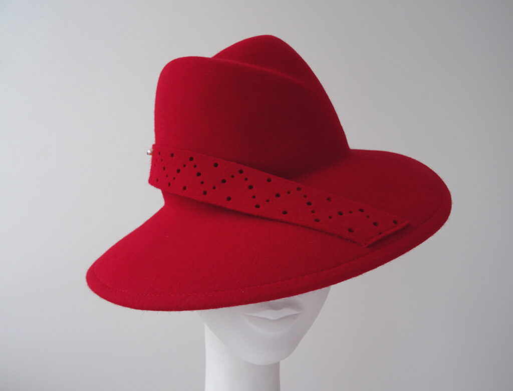 Červený plstěný klobouk s perlami