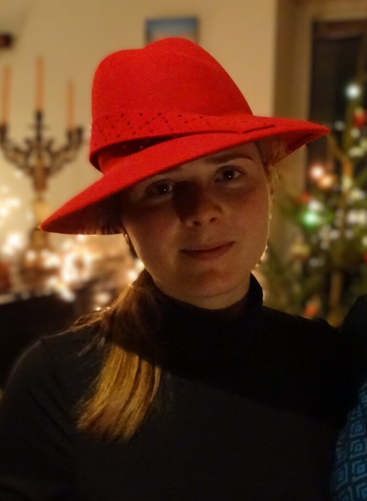 Červený plstěný klobouk s perlami