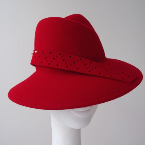 Červený plstěný klobouk s perlami
